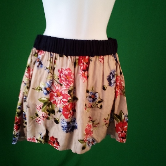 Bongo tan floral skirt sz medium - Picture 3 of 5
